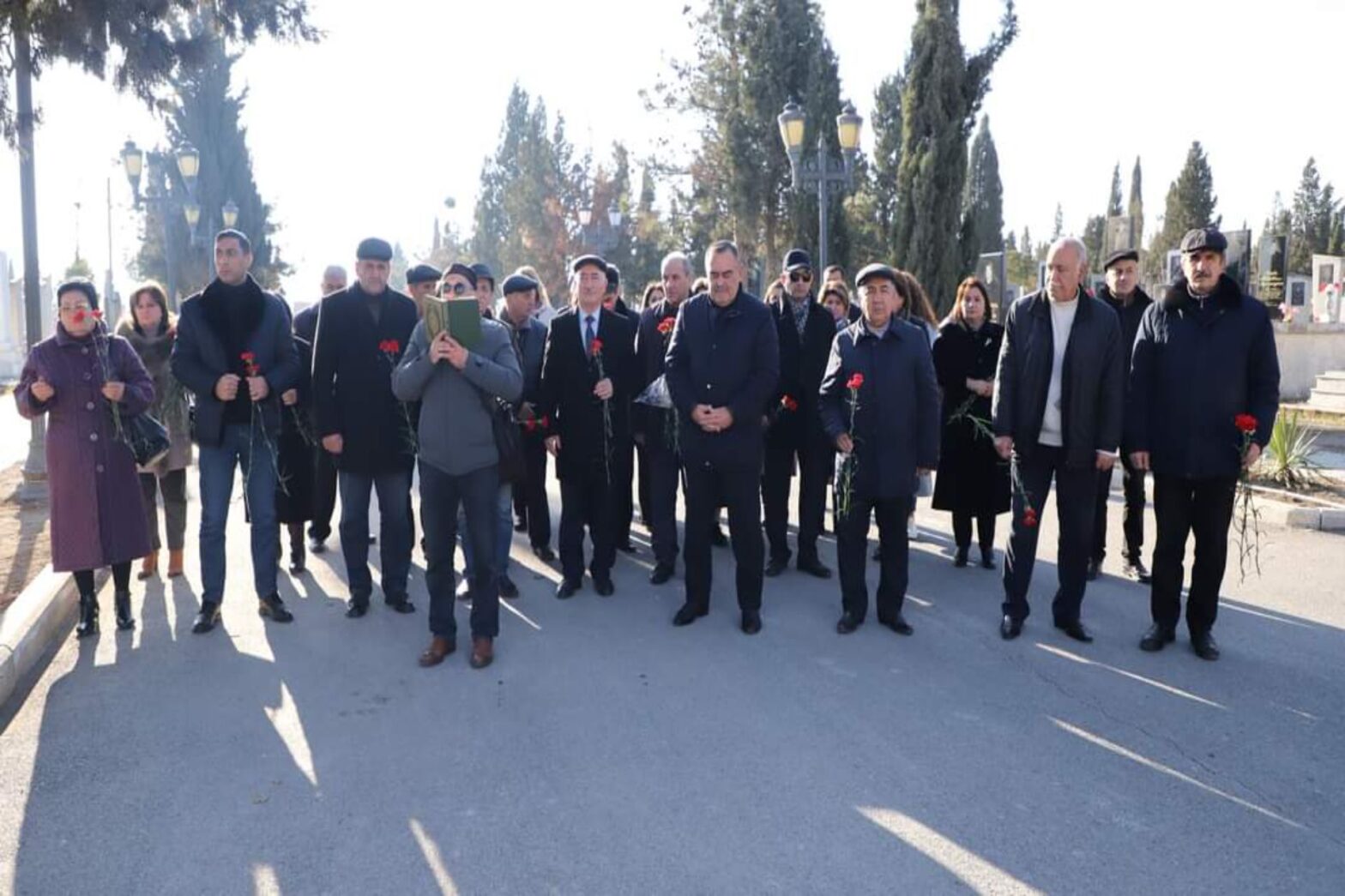 BITKI MÜHAFIZƏ VƏ TEXNIKI BITKILƏR ET İNSTITUTUNUN KOLLEKTIVI BAYRAM ƏRƏFƏSINDƏ ÖLKƏMIZIN ƏRAZI BÜTÖVLÜYÜ UĞRUNDA MÜBARIZƏDƏ CANLARINI FƏDA ETMIŞ QƏHRƏMAN VƏTƏN ÖVLADLARININ XATIRƏSINI YAD ETMƏK ÜÇÜN GƏNCƏ ŞƏHƏR ŞƏHIDLƏR XIYABANINI ZIYARƏT EDIBLƏR