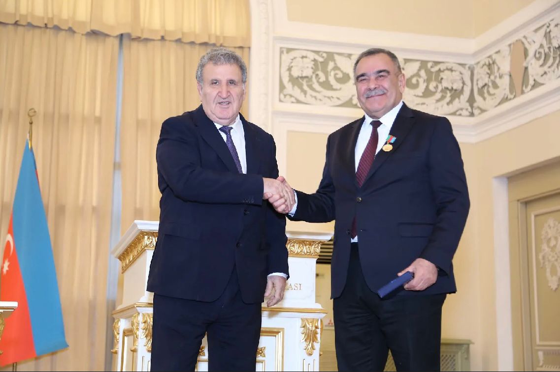 İBRAHİM CƏFƏROV 70 İLLİK YUBİLEYİNDƏ AMEA-NIN DÖŞ NİŞANI İLƏ TƏLTİF EDİLDİ