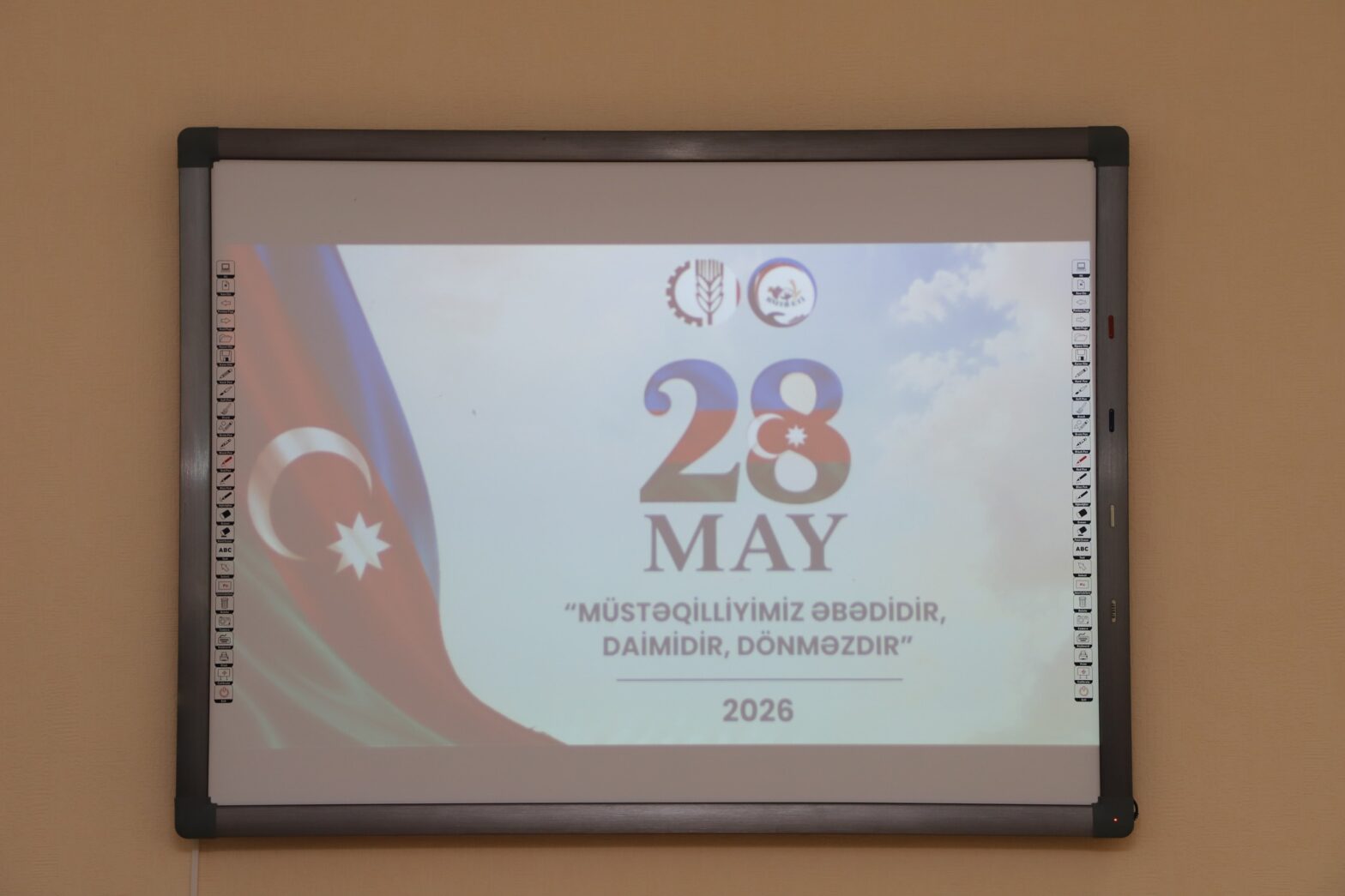 28 MAY – MÜSTƏQİLLİK GÜNÜNƏ HƏSR OLUNMUŞ RƏSMİ TƏDBİR KEÇİRİLİB 